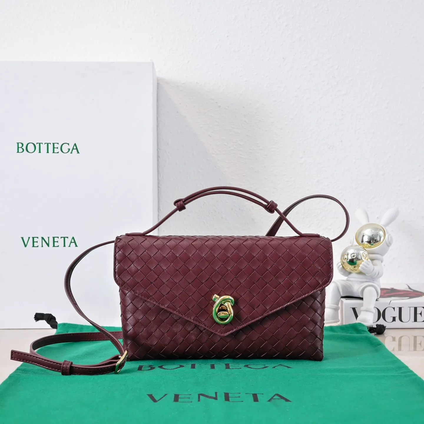 Batch 1660 #Bv new Knot Lock crossbody bag 🎈2025 early spring kont lock new series is hot on the market 🔥The brand's classic weaving process, with kont's metal rotating buttons, are exquisite and eye-catching, which is a luxurious embellishment of details. The upper body is elegant and elegant, with internal double compartments + card slots + back compartment. Super versatile, multiple carrying methods, detachable shoulder strap, portable/shoulder/cross-body, retro and fashionable, easy to carry with exquisite old-line style🫴 Model: 7191 Size: 25x16x5.5